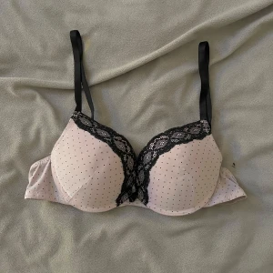 bh push up 75A rosa  - push rosa bh med spets detaljer i stl 75A, från new yorker och jätte fint skick!💓