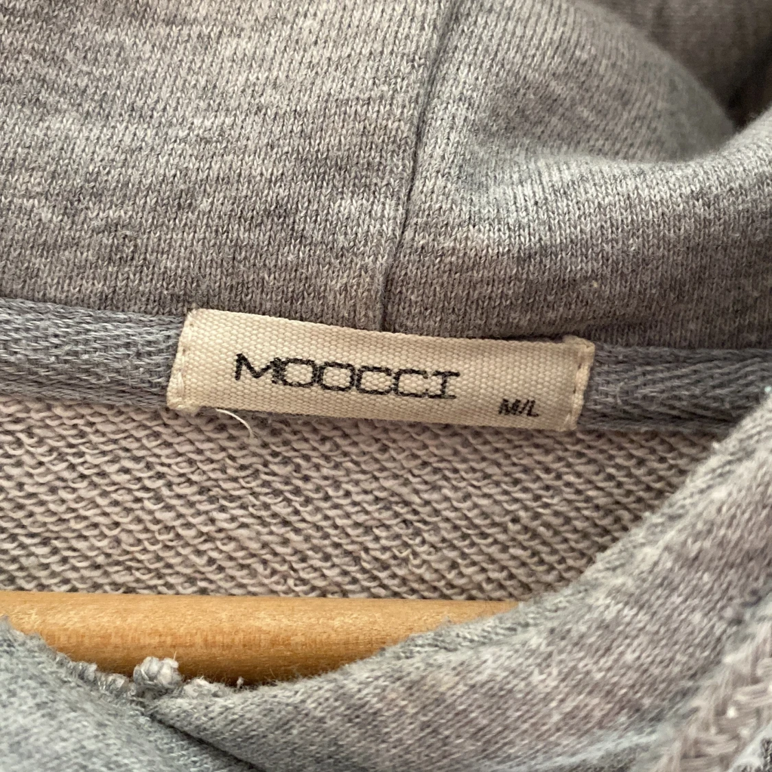 Grå hoodie med paljettvingar från Moocci - 4