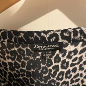 Leopardmönstrad tröja från Brandtex - Säljer en leopardmönstrad tröja från Brandtex med trekvartsärmar och en praktisk dragkedja framtill. Perfekt för att ge din outfit en djärv touch. 🐆