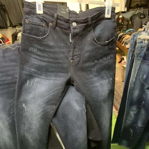 Mörkblå jeans med slitningar - Säljer dessa tvär feta Dsquared2 jeans pga att dom inte kommer till användning längre, skicket är som nytt. Tveka inte på att höra av er vid frågor obs inget kvitto kvar Därför  priset.