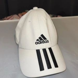 Adidas Dubai Cap - Man kan justera storleken, så den passar alla.