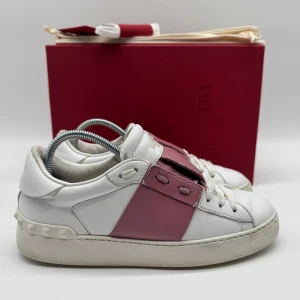 VALENTINO OPEN SNEAKERS  - Valentino open sneakers - Skick: 9/10 - Storlek 37 - Tillbehör: Box & Dustbag & Kort & Extra snören - Nypris 7700kr - deluxecloset 