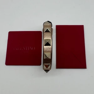 VALENTINO ARMBAND  - Valentino armband - Tillbehör: Allt på bilden - Skick: 9/10 - Nypris ca 3500 - deluxecloset 