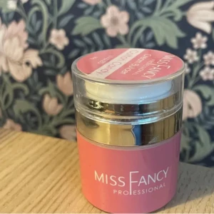 Miss Fancy Professional cream builder gel  - Miss Fancy Professional Gel i en söt rosa nyans. Perfekt för att skapa en jämn och fin bas. Kommer i en praktisk burk med skruvlock. Perfekt för både nybörjare och proffs som vill ha en hållbar och snygg finish.