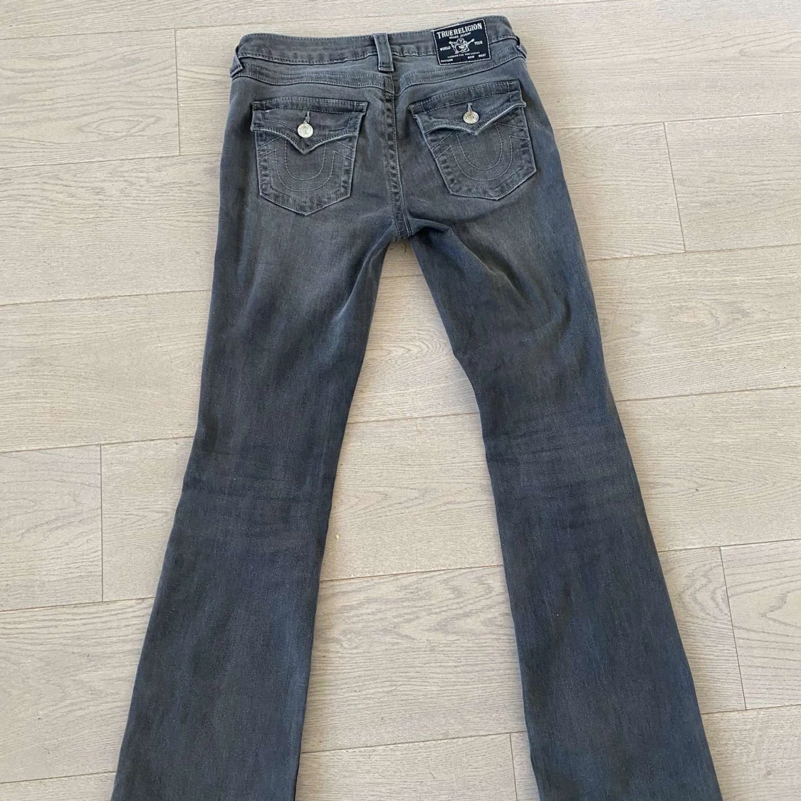 Grå bootcut jeans från true religon