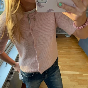 Gina tricot kofta - Säljer denna fina kofta från ginatricot. Använd ca 2-3 gånger. I barnstorlek som motsvarar xs-S!