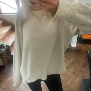 Beige stickad tröja - Stickad tröja från pull&bear i storlek m💖