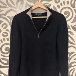 Svart halvzip från Lagency - Snygg svart tröja från Lagency med halv dragkedja och hög krage. Perfekt för kyliga dagar. Enkel och stilren design som passar till det mesta. Skriv för fler bilder, org pris 1200