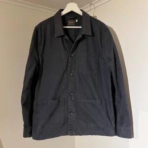 Mörkblå Morris Overshirt  - Säljer denna sjukt snygga Overshirten från Morris⭐️ Färgen är mörkblå och storleken är M✅Jackan har inga defekter och skicket är utomordentligt🙌🤝Nypris på denna är 2000kr✅ Sjukt najs passform och material också☀️🙌 Tveka inte på att höra av er dig vid minsta fråga eller fundering😊