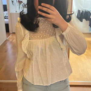 Vit volang blus  - Vit blus med volanger och spets från Zara. Blusen är endast använd en gång och är därav i mycket bra skick.