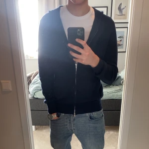 Soft goat zip hoodie kashmir  - Riktigt skön och snygg zip hoodie från soft goat i 100% Kashmir. Den är i galet bra skick 9/10, inte alls nopprig och inga defekter. Nypris ligger runt 3500, priset är ej hugget i sten. Tveka inte på att Skriva ifall du har frågor eller funderingar. 