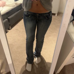 Super low waist jeans Lee - Säljer ett par jättelågmidjade blå jeans från lee. De har en snygg straight passform och är perfekta för en avslappnad stil. Jeansen har en dragkedja och knappar framtill samt fem fickor. W27 L31