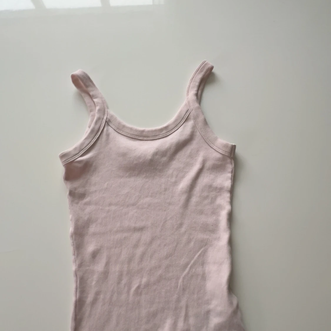 Ljusrosa ribbad linnetopp från Gina Tricot