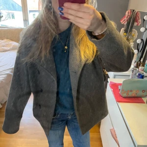 Grå kappa  - Grå kappa från Gina tricot som inte längre används, använt en vinter så inte sliten alls🥰
