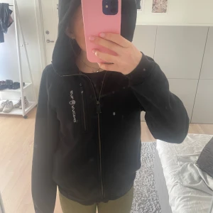 Mörkblå hoodie från Sail Racing - Säljer en mörkblå hoodie från Sail Racing med dragkedja. Den är i jättefint skick men kommer tyvärr inte till användning. Bara att höra av sig vid frågor eller fler bilder!  🙌 