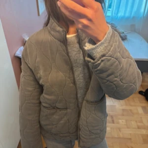 Grå quiltad jacka från Zara - Säljer en fin grå quiltad jacka. Storlek L, men passar mig oversize, och jag brukar bära S!💕