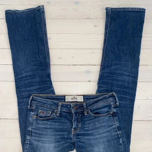Low waist jeans - Super fina från hollister, säljer pga att de är försmå för mig. Midjemått tvärs över: 35cm, Innerbenslängd: 72cm 🫶🏻