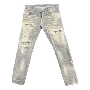 Grå jeans från Dsquared2 - Snygga grå jeans från Dsquared2 med slitna detaljer och färgstänk. Storlek 50