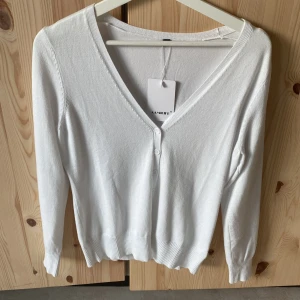 Kofta - En vit kofta från SHEIN som är helt ny. Den är från SHEIN men är förvånansvärt bra material jag har köpt den för 150kr