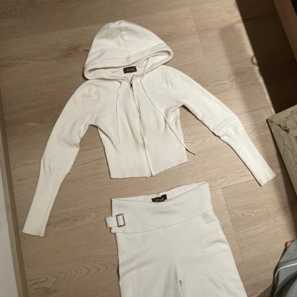 Vit croppad hoodie med byxor - 4