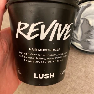 Revive Hair Moisturiser från Lush - Revive Hair Moisturiser från Lush är en fuktgivande hårkräm speciellt framtagen för lockigt hår. Den innehåller veganska smörer, vaxer och oljor för att vårda varje lock och krull. Perfekt för att ge håret en mjuk och återfuktad känsla.