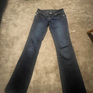 Lågmidjade jeans - Så snygga lågmidjade jeans från Guess som tyvärr inte passar mig! Skulle säga att de är bootcut/raka. De är i storlek 24 med midjemåttet 36 och innerbenslängden 81. Pris går att diskutera💓💓