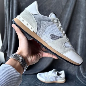 Valentino rockrunner skor - Orginalstorlek 42, passar oftast 43, fråga om innermått vid osäkerhet | ingår: endast skorna | fraktar spårbart eller möts upp i Täby📍