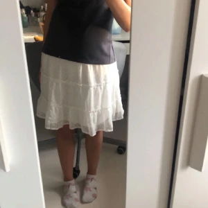 Minikjol - Säljer en superfin vit minikjol från New Yorker i storlek XS. Den har en elastisk midja för en bekväm passform och även en volangdetalj som gör den extra söt🤍
