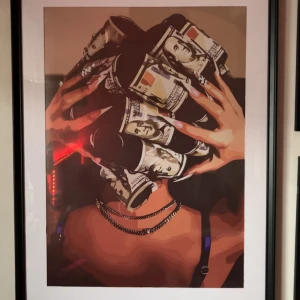 Poster - Snygg poster som visar en kvinna bakifrån med håret upprullat i sedlar. Perfekt för att ge en modern och edgy känsla till ditt rum. Postern är oöppnad som du kan se på bild 2/3, säljer då jag råkat få 2 st!💕