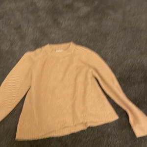 Beige stickad tröja från Zara - Säljer en mysig beige stickad tröja från Zara. Tröjan har långa ärmar och en enkel design som passar perfekt för kyligare dagar. Perfekt för barn i storlek 9-10 år.