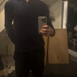 Mörkblå tröja från Polo Ralph Lauren - Säljer en stilren mörkblå tröja från Polo Ralph Lauren. Tröjan har en klassisk krage och är långärmad med en liten broderad logga på bröstet. Perfekt för en avslappnad men ändå snygg look. Inköpt för 2799kr i november, digitalt kvitto finns. 