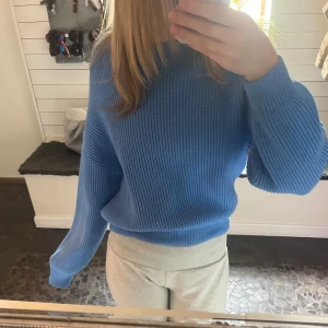 Stickad tröja - Den är så fin och bra skick, ej kommit till använing på länge. Ifrån Zara och storlek S💖