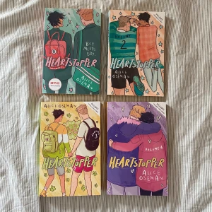 Heartstopper Volym 1-4 av Alice Oseman - Säljer en komplett samling av Heartstopper volym 1 till 4 av Alice Oseman. Perfekt för fans av romantiska och hjärtevärmande berättelser. 