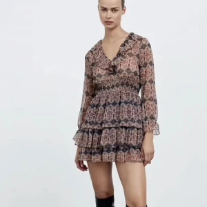 Mönstrad klänning med volanger - Superfin klänning ifrån Zara perfekt inför sommaren! Klänningen är i storlek m men skulle säga att den passar S med! (Lånade bilder) skriv om ni vill ha egna bilder eller har några frågor!😇