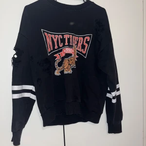 Collegepaita - Ihana musta collegepaita. Edessä reikä yksityiskohtia, muutaman kertaa käytetty. Koko M. Kissatalous MMM, lisätietoja saa kysymällä Katsothan myös muut ilmoitukseni Mikäli hinta ei miellytä tarjoa rohkeasti