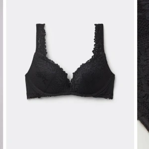Svart spets-bh - Elegant svart bh med vacker spetsdetaljering. Perfekt för en stilren look med en touch av lyx. Köpt på intimissimi, modellen ”Superpushup Gioia Pretty Flowers”. Storlek 75B. Aldrig använd.