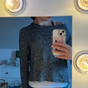 Grå stickad tröja från Divided - Säljer en snygg grå stickad tröja från Divided. Tröjan har en normal passform och långa ärmar, perfekt för kyligare dagar. Den är mjuk och bekväm att bära. Passar bra till både jeans och kjol. Hör av dig vid intresse! 💗