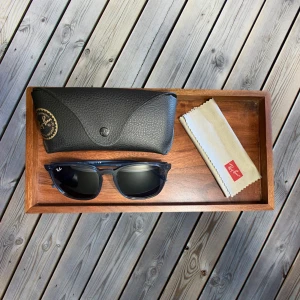 Ray-Ban solglasögon  -  Säljer dessa Ray-Ban RB4387 639980 med blå plastbåge.  Mått: 	•	Glasbredd: 56 mm 	•	Bryggbredd: 18 mm 	•	Skalmlängd: 145 mm  Det som ingår: 	•	Glasögon 	•	Glasögonfodral 	•	Putsduk  De är i mycket bra skick, då de endast har använts några gånger. Om du vill ha mer detaljerade bilder av modellen rekommenderar jag att söka upp de online.  Snygga, bekväma och perfekta för sommaren!