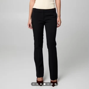 Svarta kostymbyxor - Snygga svarta kostymbyxor med låg midja! Super bra skick och har en väldigt fin passform!💓*Pristen KAN Kanske diskuteras 