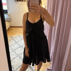 Svart klänning från H&M Divided - Snygg svart klänning från H&M i xs men passar även s. Aldrig använd förutom när jag har prövat den. Säljer då jag inte har användning till den. Perfekt att bara dra på sig ner till stranden!🙌🏻