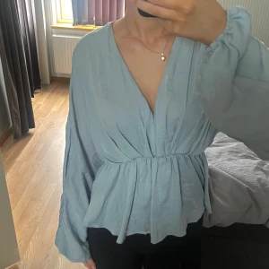 Ljusblå Blus - Säljer denna ljusblåa blus då jag inte använder den så ofta. Skriv vid frågor och funderingar eller köp direkt💗