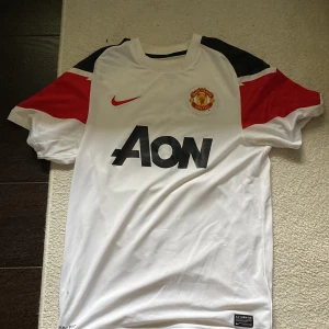 Vit Manchester United fotbollströja signerad av nemanja vidic! - Signerad spelar tröja från nemanja vidic nmr 15!!