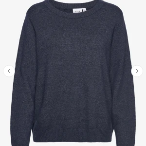 Mörkblå stickad tröja från Vila - Säljer en stilren mörkgrå stickad tröja från Vila. Tröjan har en rund halsringning och långa ärmar. Perfekt för kyligare dagar. Passar bra till både jeans och kjol. Använd endast en gång. 