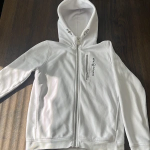 Vit huvtröja från Sail Racing - Tja, säljer nu min sail racing tröja som är för liten för mig nu. Den är nästan helt ny. Den är använd max 10 gånger så väldigt bra skick. Mvh 