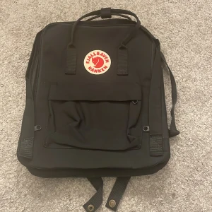 Fjällräven väska - Säljer denna svarta fjällräven väskan. Köpte den i Spanien. Helt oanvänd pga att jag har för många väskor så den kommer helt enkelt inte till användning. Den kostar egentligen runt 1300kr. Sänker inte priset men vill helst ha mer. 