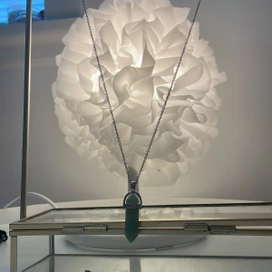 Halsband med kristallhängen - Tre eleganta halsband med kristallhängen i olika färger: grön, rosa och flerfärgad. Varje hänge är spetsigt och infattat i en metallhållare. Kedjorna varierar mellan silverfärgad och svart snöre. Bild 1 69kr, bild 2 - 59kr, bild 3 -59kr. Aldrig andvänt, jättefina!❤️hör gärna av er vid frågor eller intresse, priset kan diskuteras!