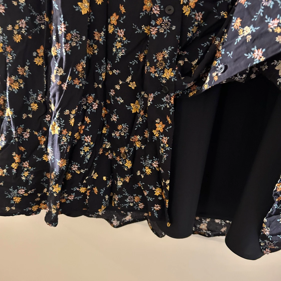 Blommig klänning med knappar - 2