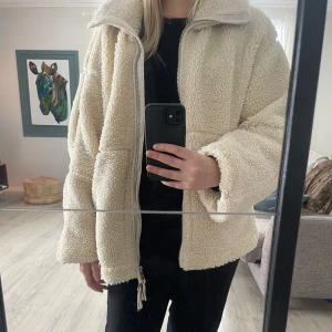 Beige teddyjacka med dragkedja - beige teddyjacka med dragkedja. Slutsåld på HM:s hemsida. Inga fläckar eller hål eller tecken på användning. 