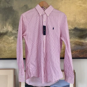 *Helt Ny* Ralph lauren Skjorta - Säljer en helt ny skjorta från Ralph Lauren med prislappen kvar | Skick: 10/10 Storlek: M | Mått: Axelbredd: 44cm Axel till midja: 61cm Ärmen: 62cm | Nypris: 2095kr Mitt pris: 559kr | Tveka inte på att ställa frågor privat!💯