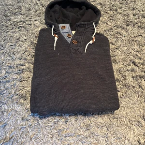 Stilren svart kofta - Säljer en svart stickad kofta. Tröjan är använd men märks inte.  sitter på mig perfekt med en tajt passform storlek S 